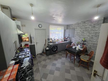 4 bedroom semi-detached house to rent - Photo 5