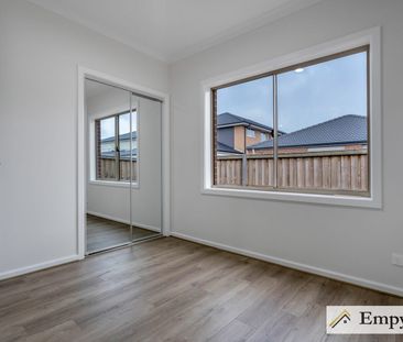 Spacious Family Home With 2 Living Zones & 3 Bathrooms! - Photo 5