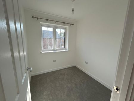 4 bedroom semi-detached house to rent - Photo 3