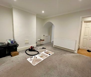 Royal Oak Road, Woking, Surrey, GU21 - Photo 2