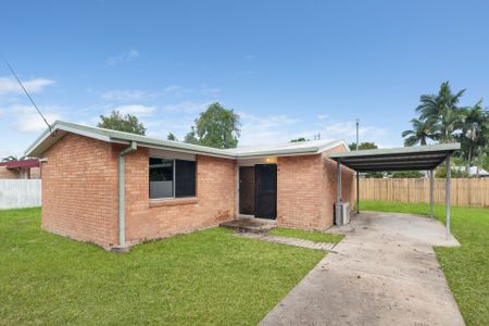 Three Bedroom Freshly Painted Home - Photo 5