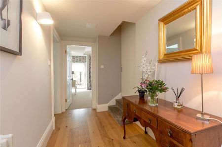 A truly stunning main door lower ground floor furnished two bedroom, two bathroom garden flat in the city centre. - Photo 3