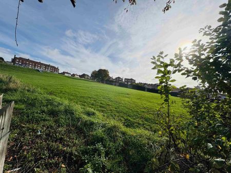 2 bedroom semi-detached house to rent - Photo 5