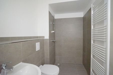 Neubau! Stilvolle 2-Zimmer-Penthousewohnung mit Terrasse & Einbauküche im Zentrum-Ost - Photo 5