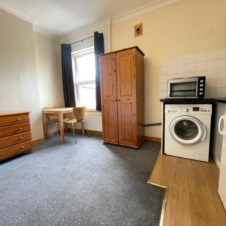 1 bedroom in a house share to rent - Photo 1