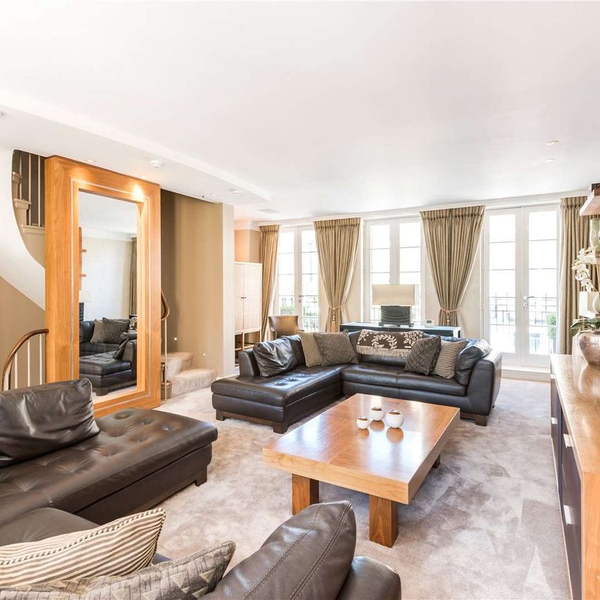 Four bedroom town house in a private gated close in the heart of St. John's Wood - Photo 1