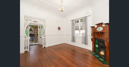 A charming cottage in a most convenient location - Photo 3