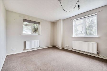 Four bedroom end of terrace house with front and rear gardens. *Please note - Maximum Term : 12 months with rolling break clause from 6 months* - Photo 3