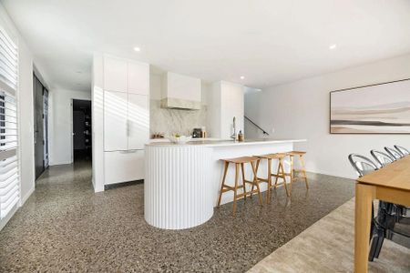 Stunning 4BR Jacks Point home - Photo 4