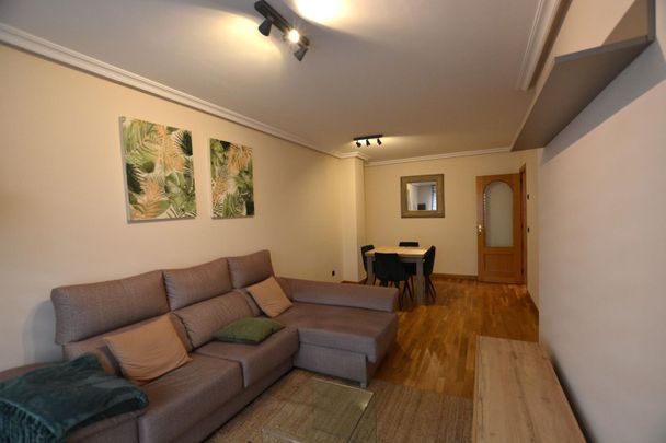 Alquiler de piso en Calle Manuel Pedregal - Foto 1