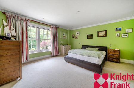 An immaculately presented 5 double bedrooms family home in Ascot SL5. - Photo 3