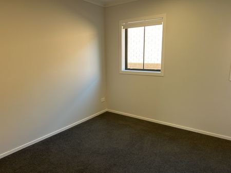 Cozy Two Bedroom Townhouse - Photo 4