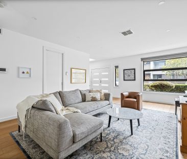 Spacious family living in a prime Strathmore setting - Photo 2