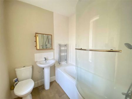 A well presented family home in a charming rural location. - Photo 4