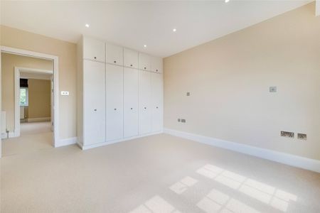 A well presented unfurnished three/four bedroom house with an abundance of natural light and plenty of storage, private outside space & off-street parking opposite Holland Park. EPC rating: C - Photo 4