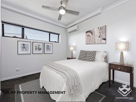 2BED - 2BATH WITH TWO AIRCON + UNDERGROUND PARKING SPACE + STUNNING OVER 180DEGREE VIEW, 500M TO WESTFIELD / BUS INTERCHANGE - Photo 2