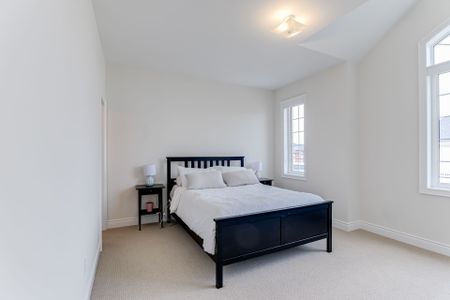 For Lease - 89 Maple Fields Circle, Aurora, Ontario - Photo 2