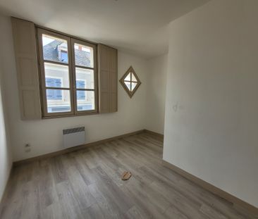 Location Appartement 3 pièces 82m² SABLE SUR SARTHE 72300 - Photo 2