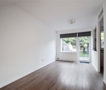 Well presented 3 bedroom mid-terrace house situated just to the sou... - Photo 1