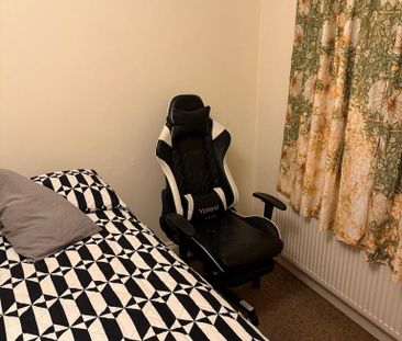 1 bedroom in a house share to rent - Photo 2