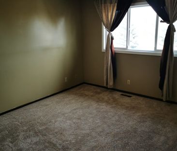 Older but spacious and well maintained 3.5 bdrm home in Beddington! - Photo 6