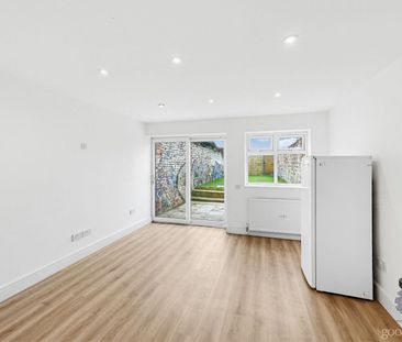 Bond Road, Mitcham, CR4 - Photo 1