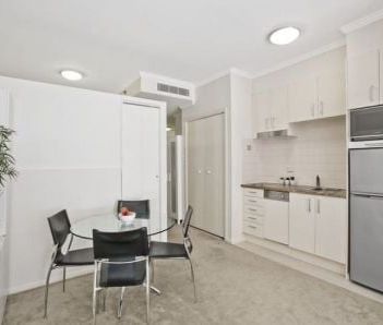 Sydney CBD 1 bedroom prime location with plenty of natural light ! - Photo 2