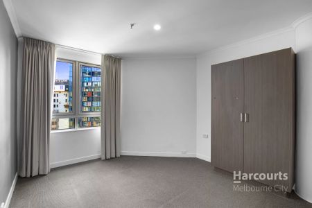 Spacious Two Bedroom Apartment with Carpark! - Photo 3