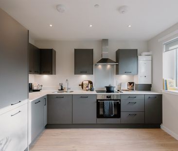 Casa, Vista Park, Glasgow, G33 - Photo 1