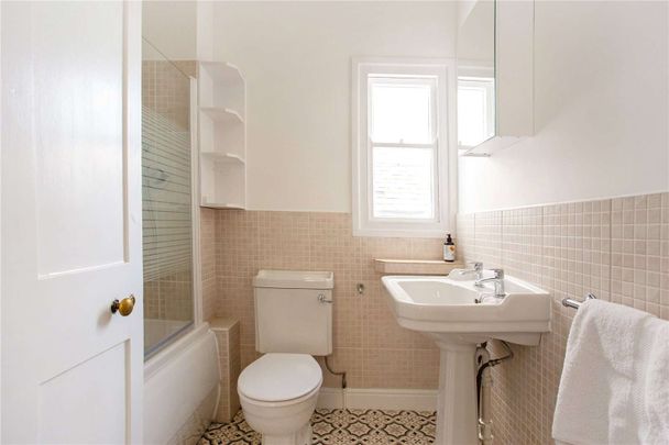 An impressive Townhouse overlooking Pittville Park. - Photo 1