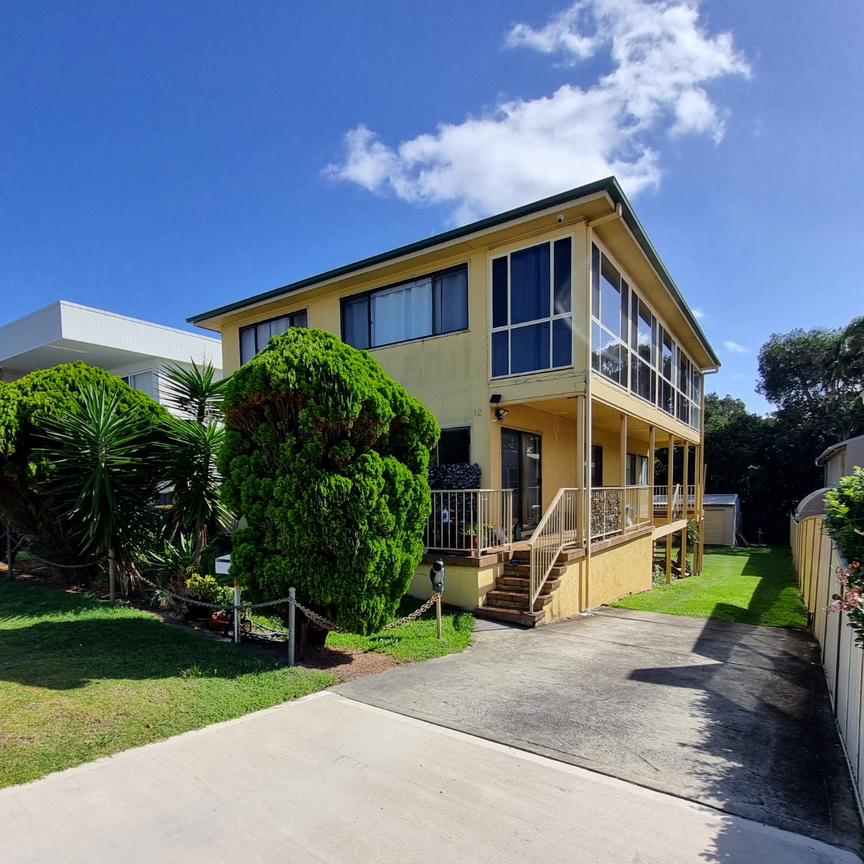 Bright & Breezy 2 Bedroom Unit - Photo 1