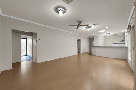 Spacious 4 Bedroom Family Home in Mawson Lakes - Photo 3