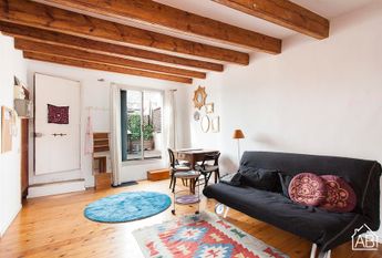 Lovely studio apartment with a terrace close to Las Ramblas
