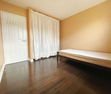 For Lease - 1 Chester Le Boulevard, Toronto, Ontario - Photo 2