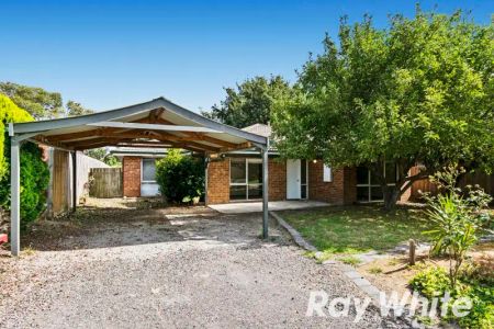 10 Daniher Close, Berwick VIC 3806 - Photo 3