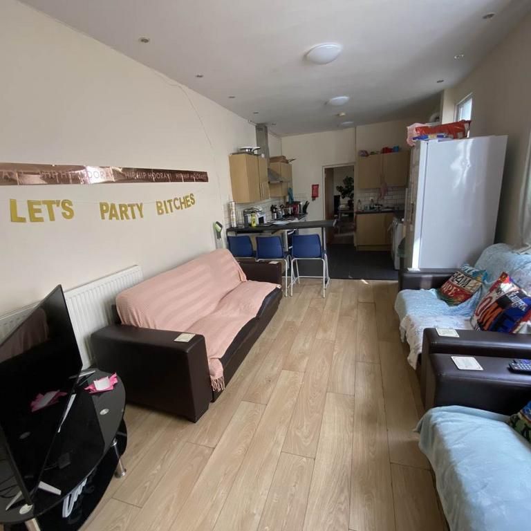 8 bedroom house to rent - Photo 1