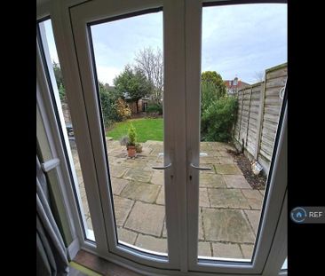 3 bedroom end of terrace house to rent - Photo 6