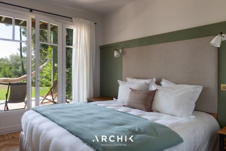 Architecture balnéaire inspirée du style néo-colonial, cette maison d'environ 250 m2 occupe un beau terrain de 1 300 m2, offrant une vue exceptionnelle sur le Bassin. - Photo 5