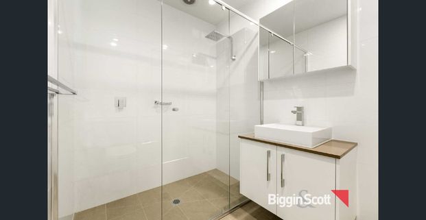 Bright and Modern 2-Bedroom Apartment in Prime Location - Photo 1