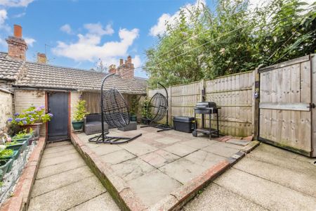 2 bed House - Mid Terrace To Let - Photo 2