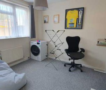 2 bedroom property to rent in Chard - Photo 1