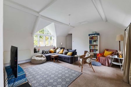 Recently refurbished three bed house with large private garden - Photo 2