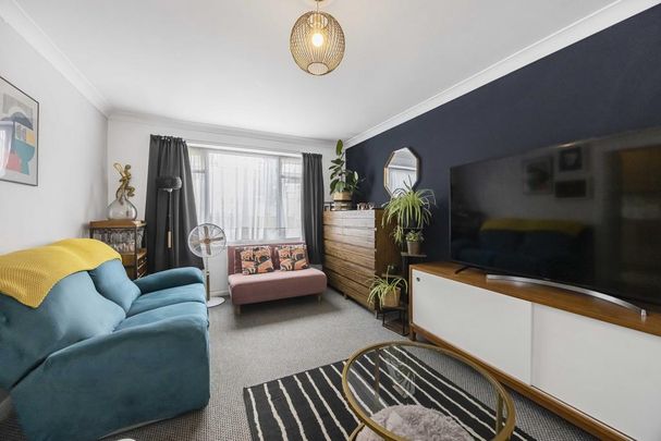 2 bedroom ground floor flat to rent - Photo 1