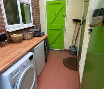 4 bedroom semi-detached house to rent - Photo 5