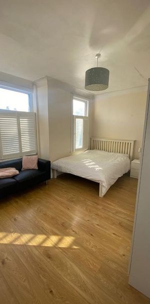 4 bedroom flat to rent - Photo 1