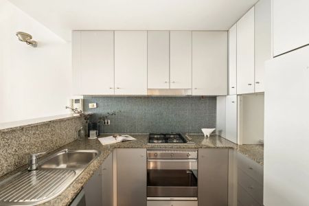 Urban oasis in chic warehouse conversion - Photo 5