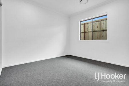 STUNNING FAMILY HOME IN FLAGSTONE WITH DUCTED AIR + QUALITY FINISHES! - Photo 2