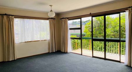 Spacious Home in Rangitoto College zone - Photo 3