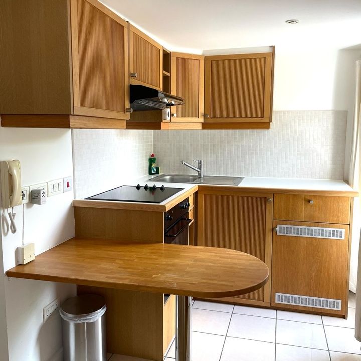 Studio Flat, Cartwright Gardens, WC1H - Photo 1