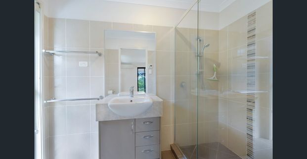 Lakeside Studio Oasis – Breathtaking Lake Views & Tranquil Garden Setting - Photo 1